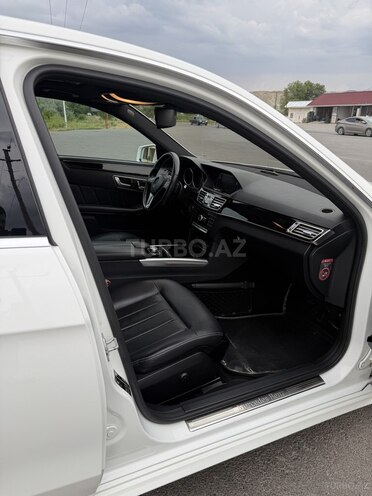Mercedes E 220-11