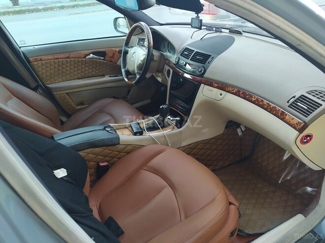 Mercedes E 270-4