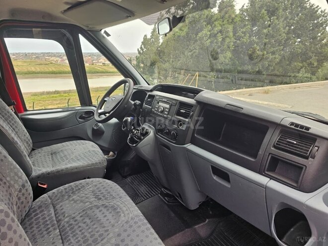 Ford Transit-12
