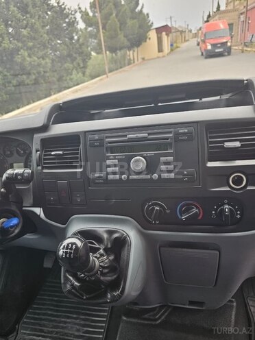 Ford Transit-13