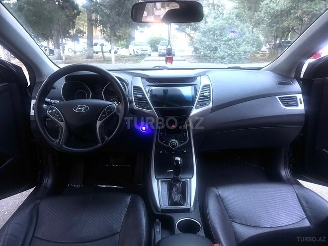 Hyundai Elantra-16