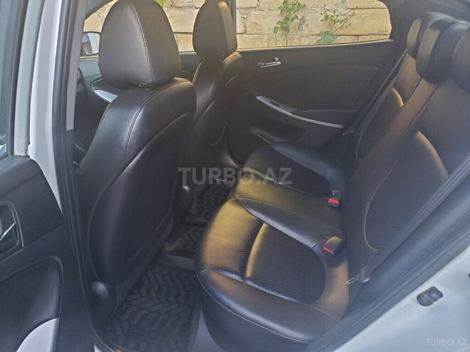 Hyundai Accent-14