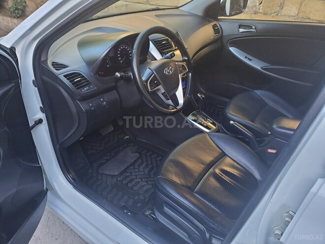 Hyundai Accent-13