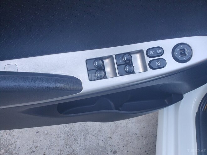 Hyundai Accent-12