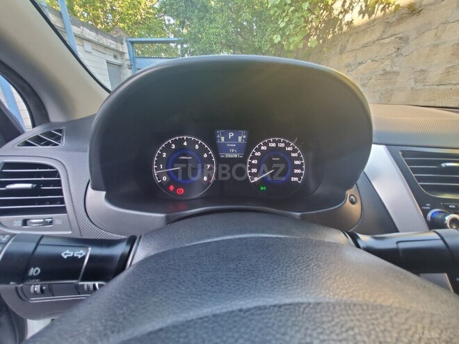 Hyundai Accent-17