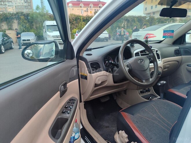 Hyundai Accent-11