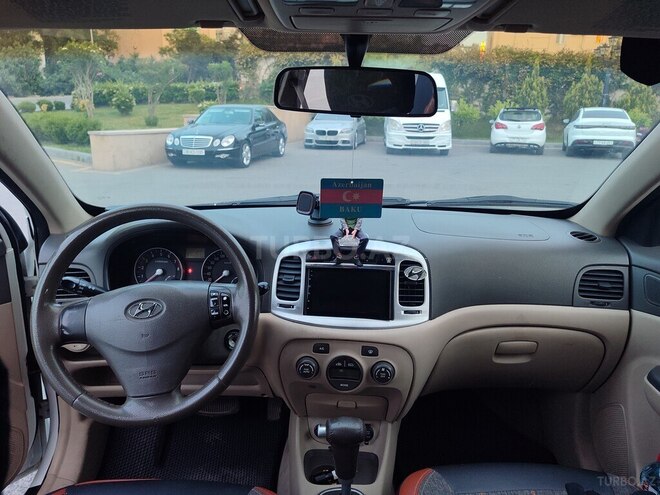 Hyundai Accent-12