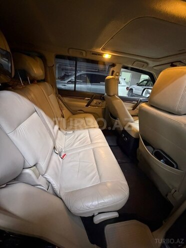 Mitsubishi Pajero-6