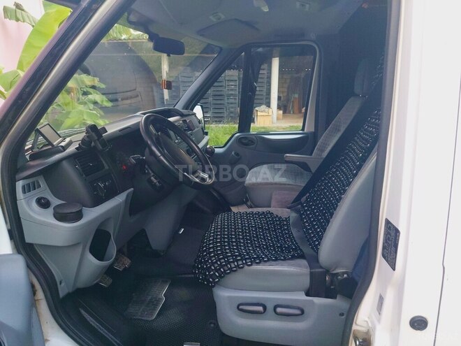 Ford Transit-9