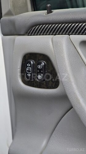 Mercedes E 320-17