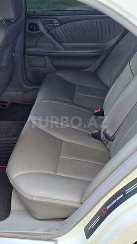 Mercedes E 320-21