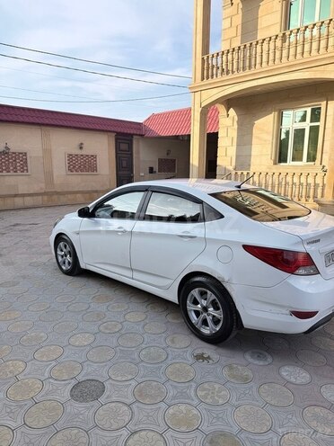 Hyundai Accent-4