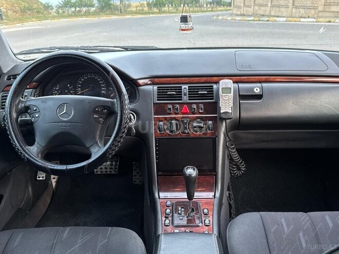 Mercedes E 220-12