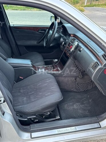 Mercedes E 220-11