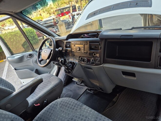 Ford Transit-15