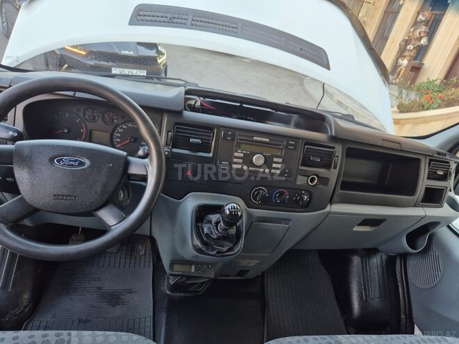 Ford Transit-17