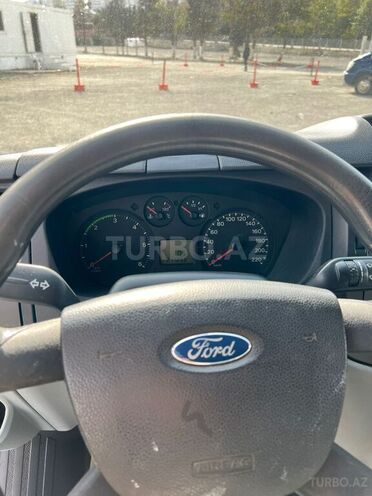 Ford Transit-13