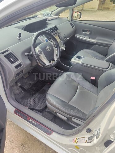 Toyota Prius V-4