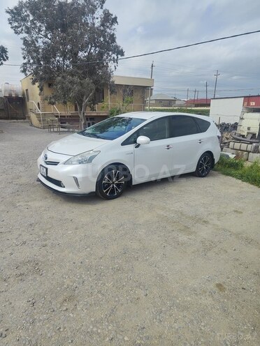 Toyota Prius V-2