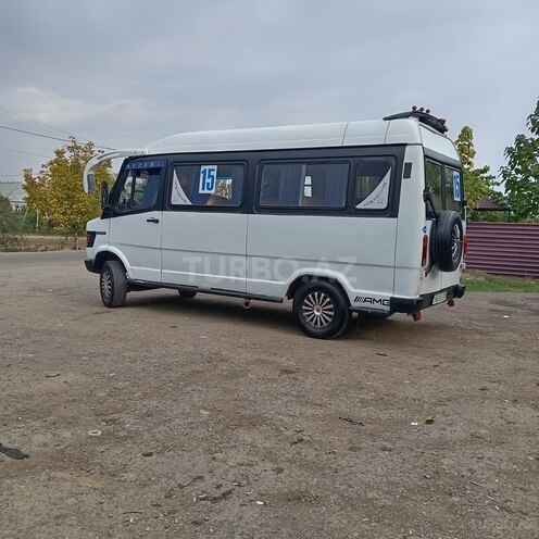Mercedes 208 D-10