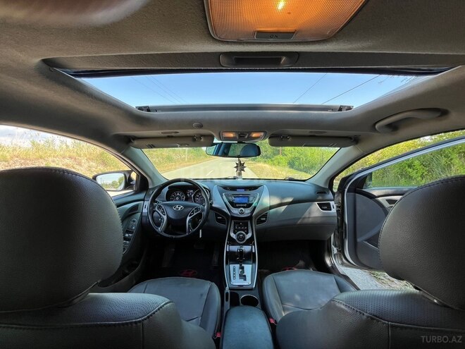 Hyundai Elantra-15