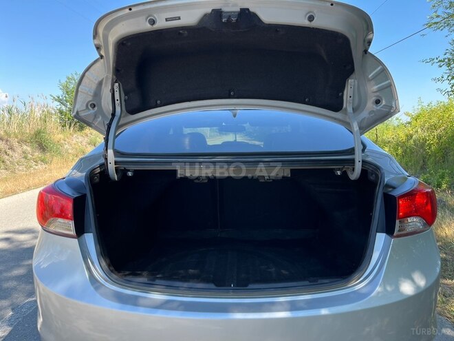 Hyundai Elantra-8