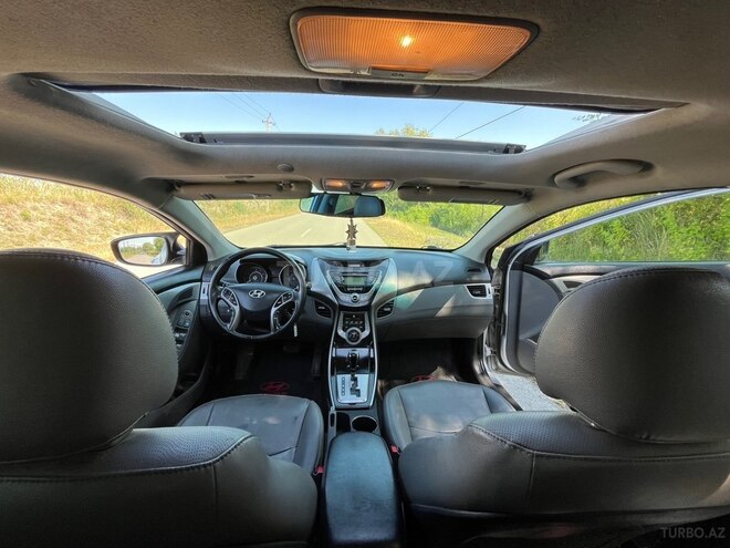 Hyundai Elantra-11