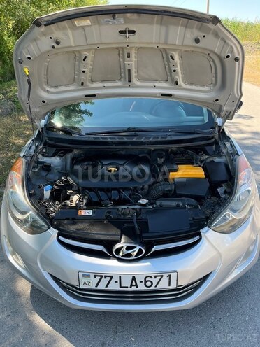 Hyundai Elantra-6