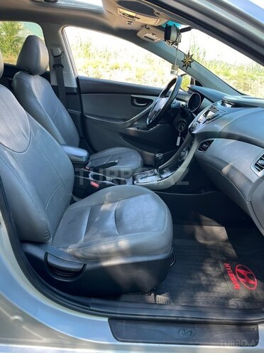 Hyundai Elantra-12