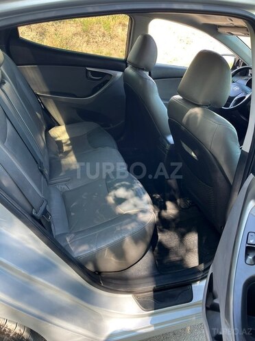 Hyundai Elantra-13