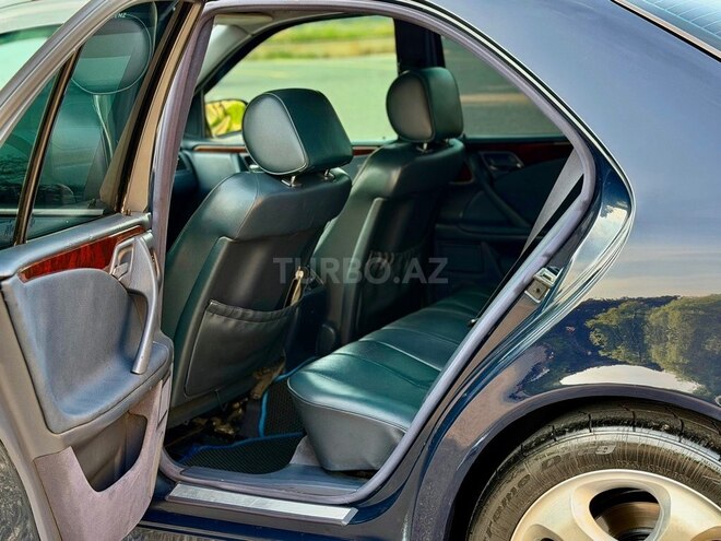 Mercedes E 270-11