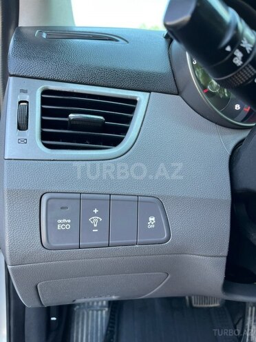 Hyundai Elantra-21