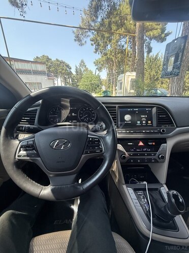 Hyundai Elantra-11