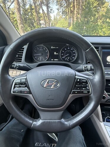 Hyundai Elantra-12