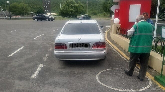 Mercedes E 200-5