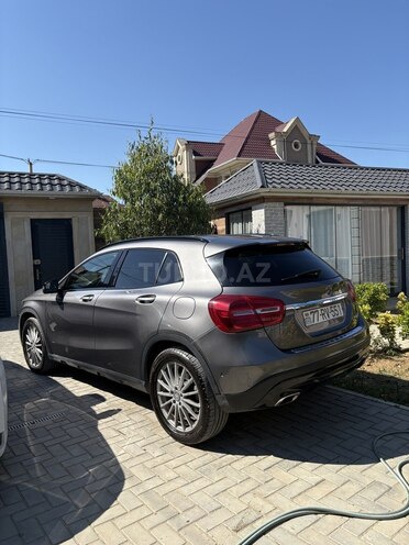 Mercedes GLA 200 4MATIC-4