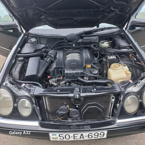 Mercedes E 240-1