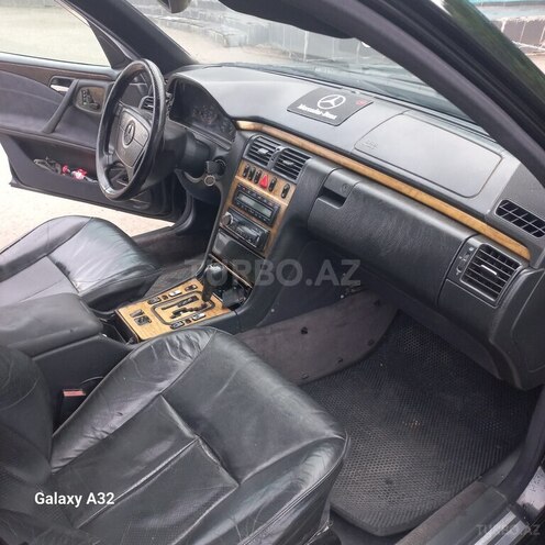 Mercedes E 240-3