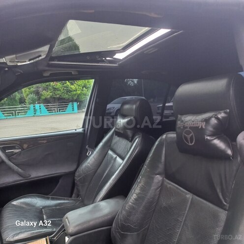 Mercedes E 240-4