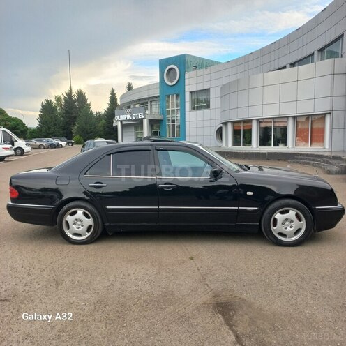 Mercedes E 240-10