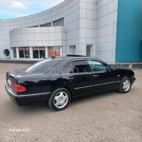 Mercedes E 240-11