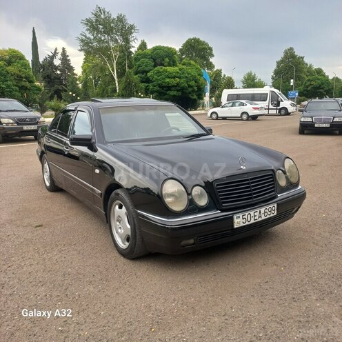 Mercedes E 240-13