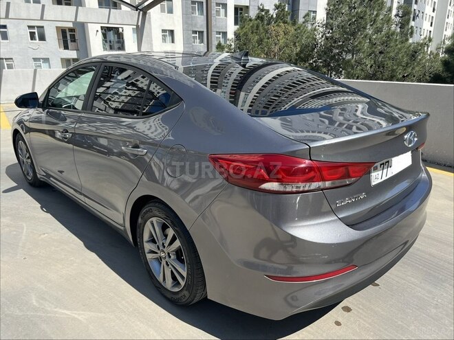 Hyundai Elantra-8