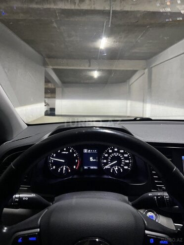 Hyundai Elantra-13