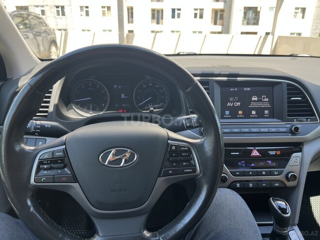 Hyundai Elantra-12