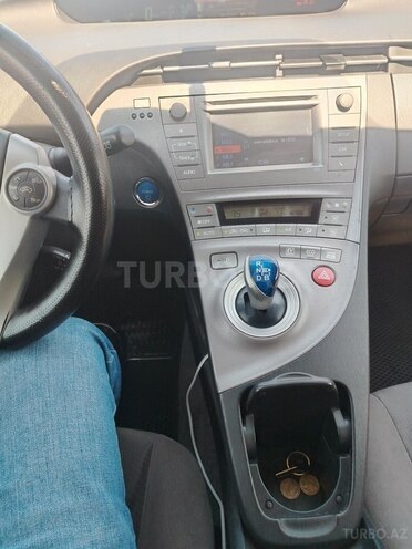 Toyota Prius-12