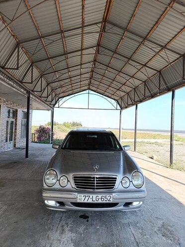 Mercedes E 240-1