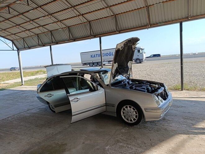 Mercedes E 240-5