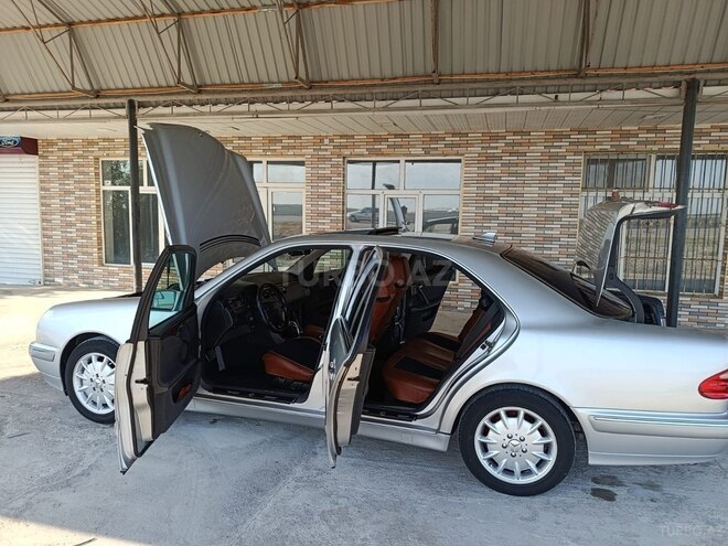 Mercedes E 240-11
