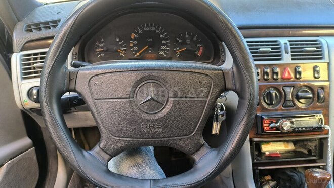 Mercedes E 300-9